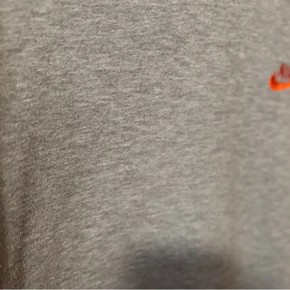 Nike SB – Kids Heather Gray Pullover Sweatshirt, Size Women’s M / Boys Large